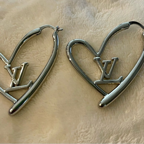 Restocked!! Earrings… Silver or Gold Earrings - LV - Picture 6 of 7